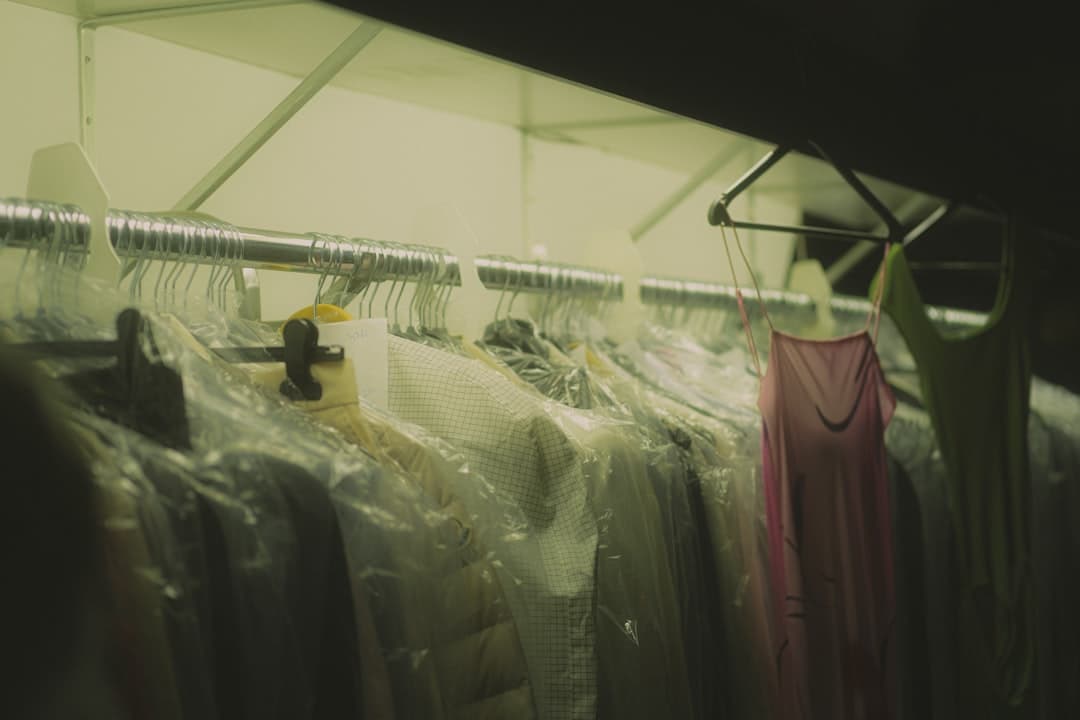 Dry-cleaning-konvejer med plagg i hängskydd